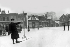 Stadhuisplein Zaandam met agent J. Panhuis in 1928