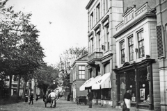 Foto van J. Hendius Hz. Begin van de Westzijde Apotheek van Sante en modehuis Sandhaus