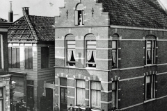 Tussen de sluizen in Zaandam. Dit huis was herbouwd op de hoek Oostkade en het Stadhuisplein